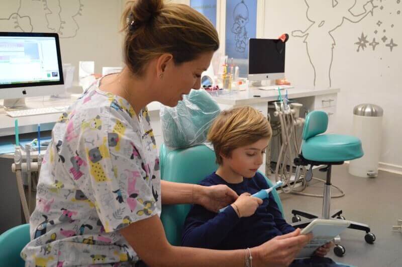 À quel âge commencer à brosser les dents de mon enfant et comment ?