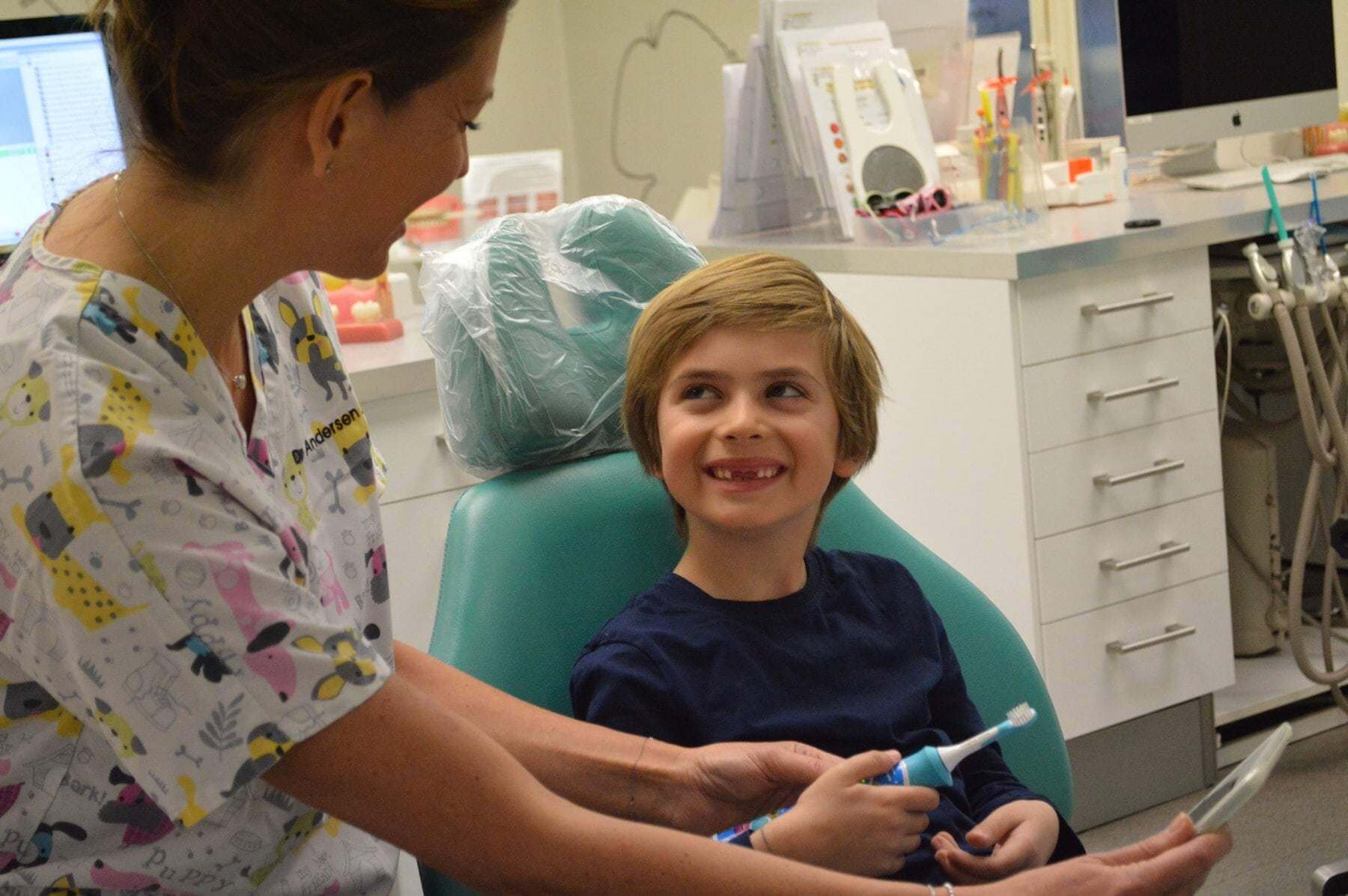 Pourquoi dit-on les dents de lait ? À quel âge sortent les premières dents de lait ?