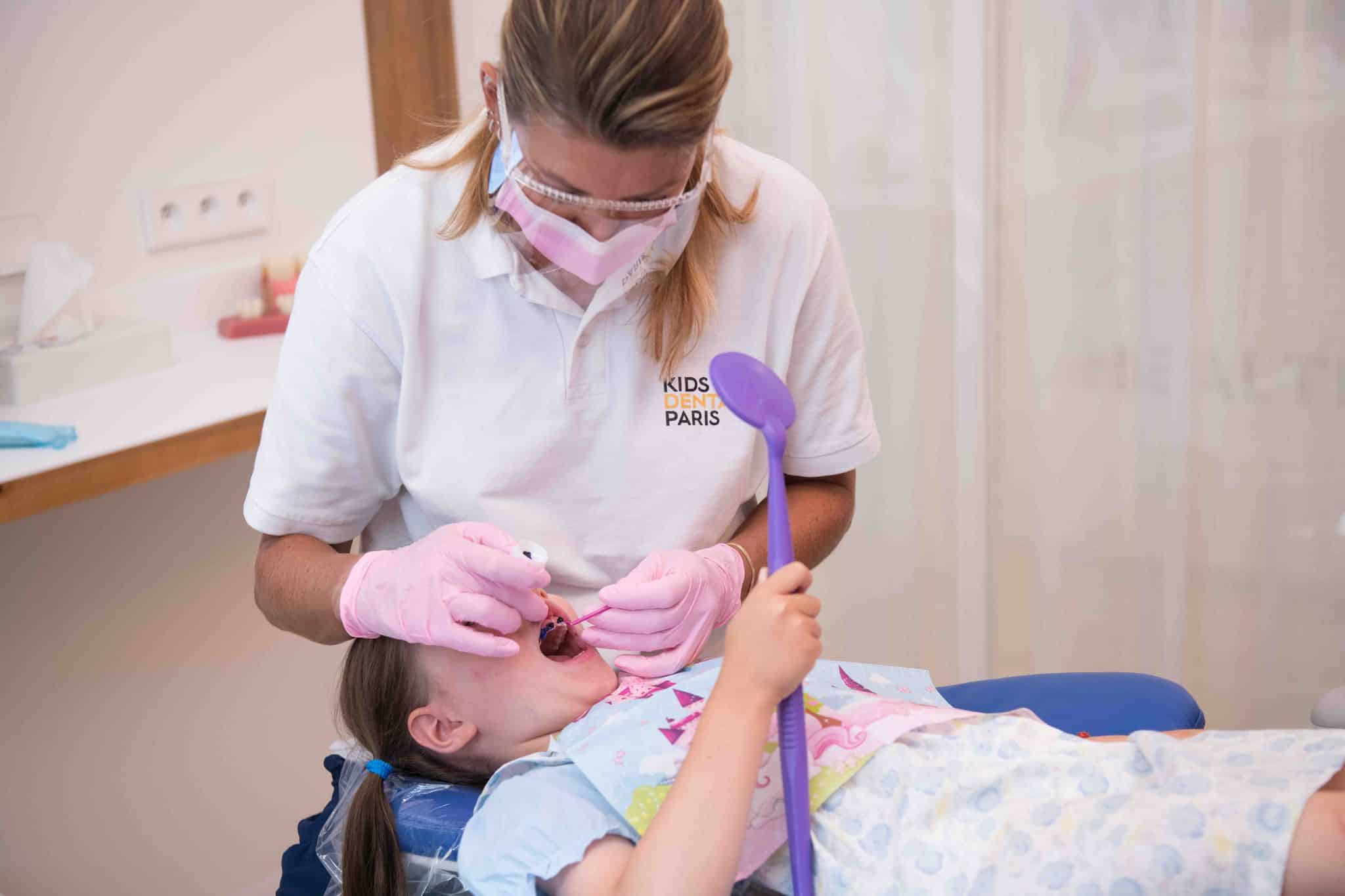 Vernis Fluoré : bouclier protecteur pour les jeunes sourires