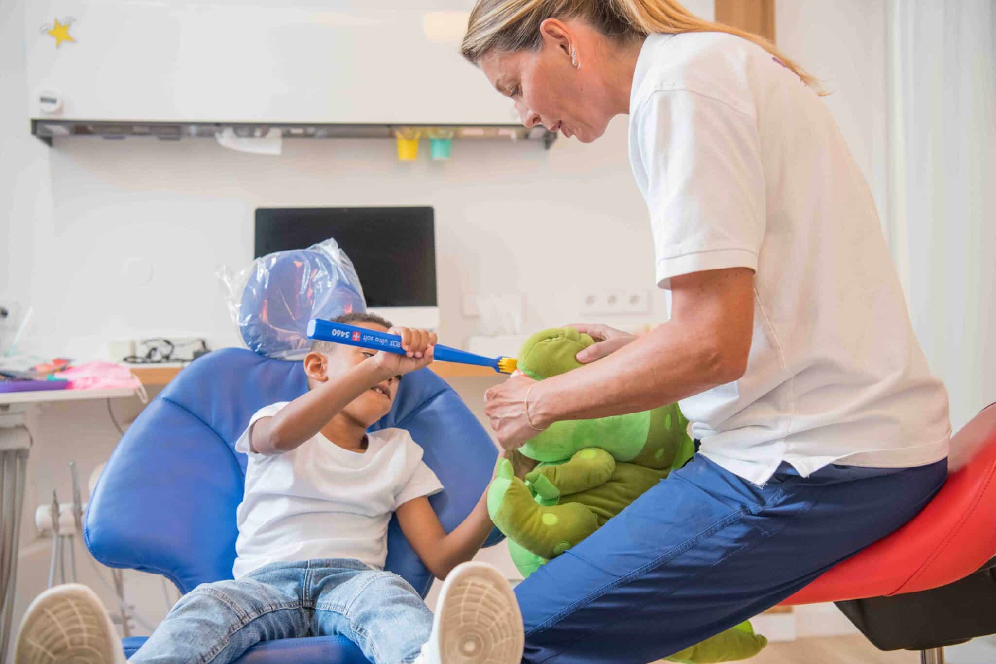 La brosse à dents électrique pour enfants : est-ce une bonne idée ?