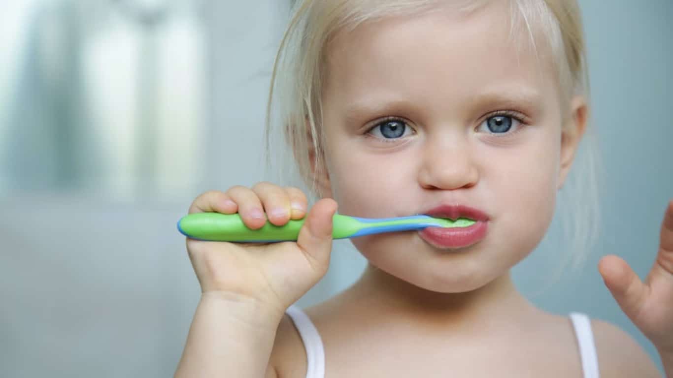 À quelle fréquence brosser les dents de bébé et comment rendre le brossage ludique?