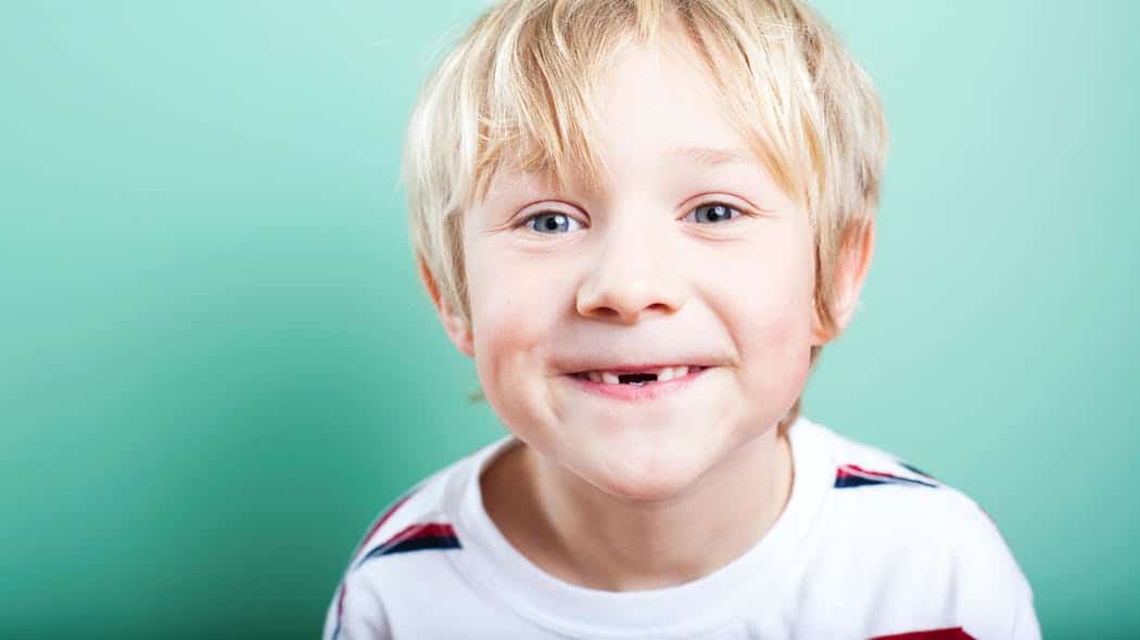 Que faire si la dent de lait de mon enfant est cassée ou cariée ?