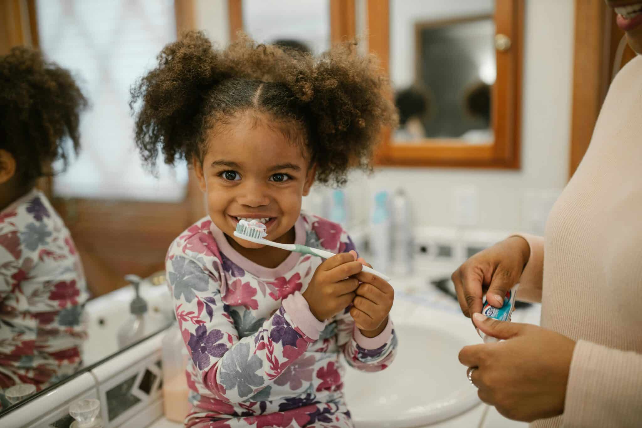Pourquoi certaines habitudes influencent-elles la position des dents de votre enfant ?