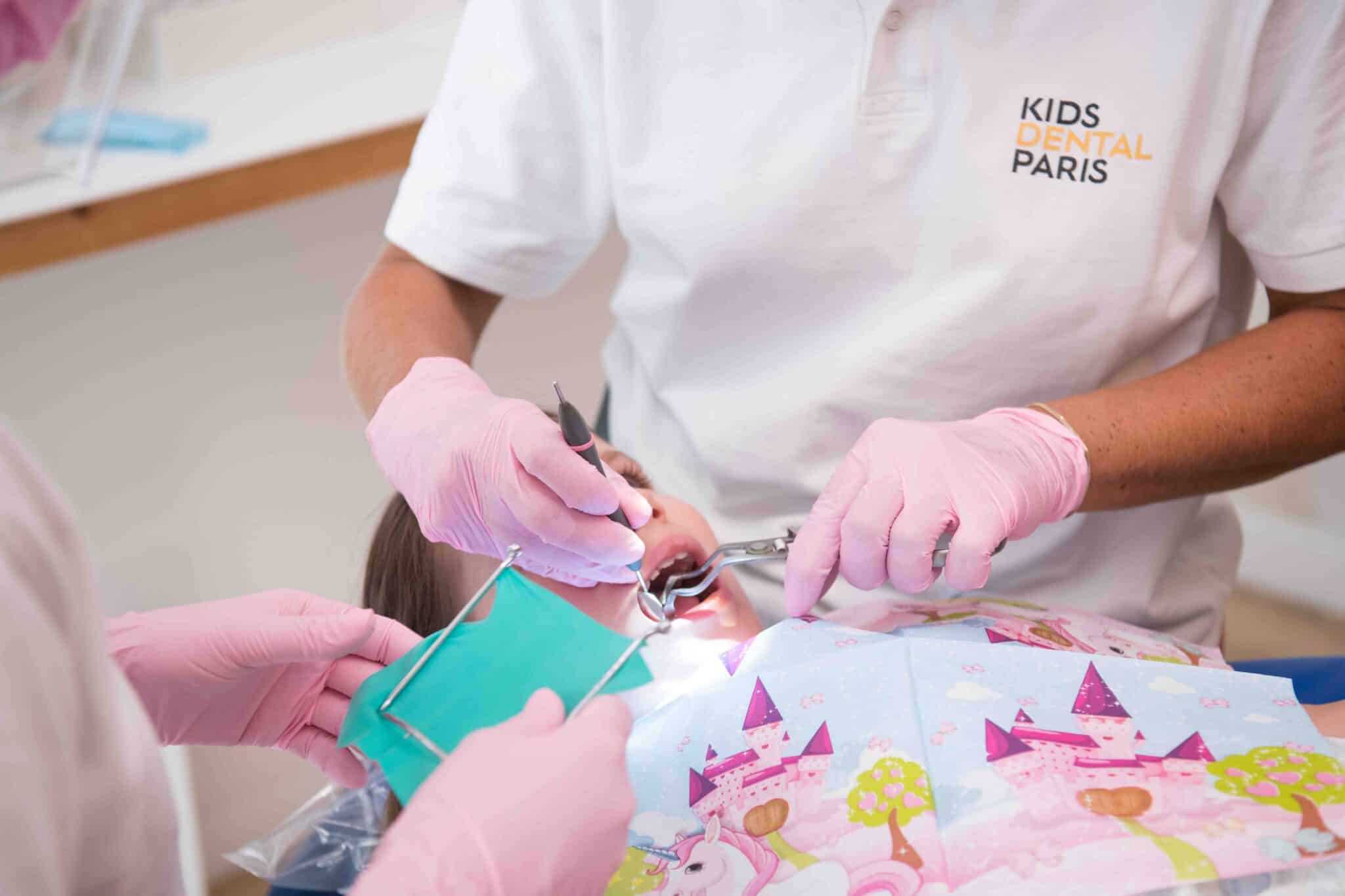 Pourquoi et comment réaliser l’extraction d’une dent de lait chez l’enfant ?
