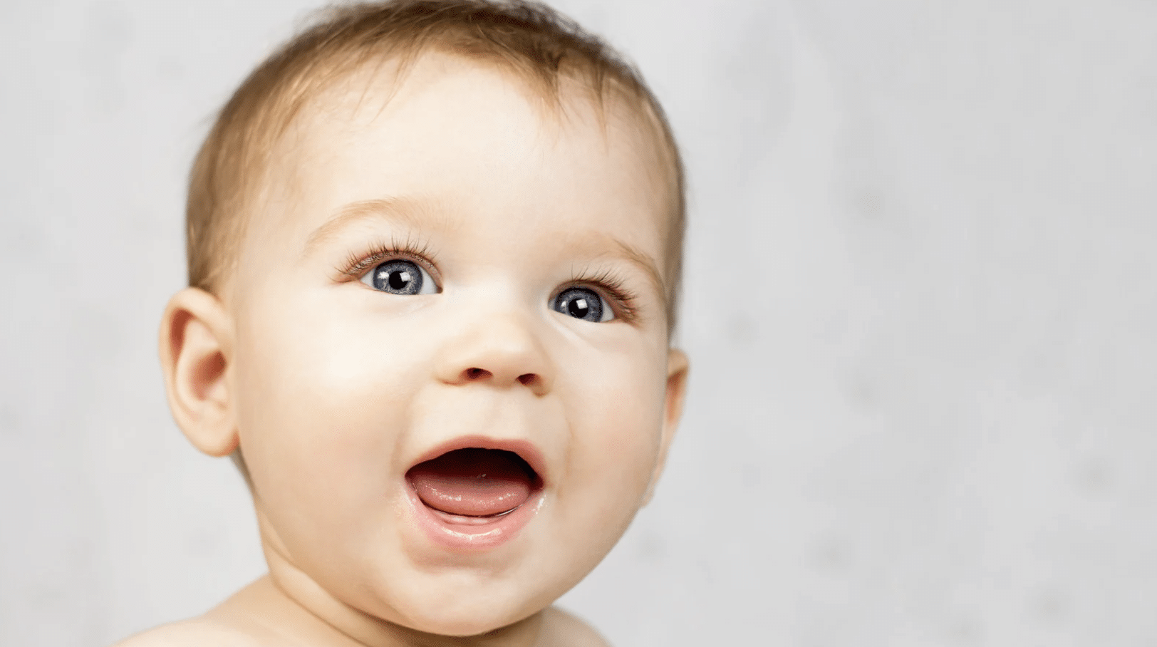 Faut-il brosser les dents de bébé avant l’apparition des premières dents ?