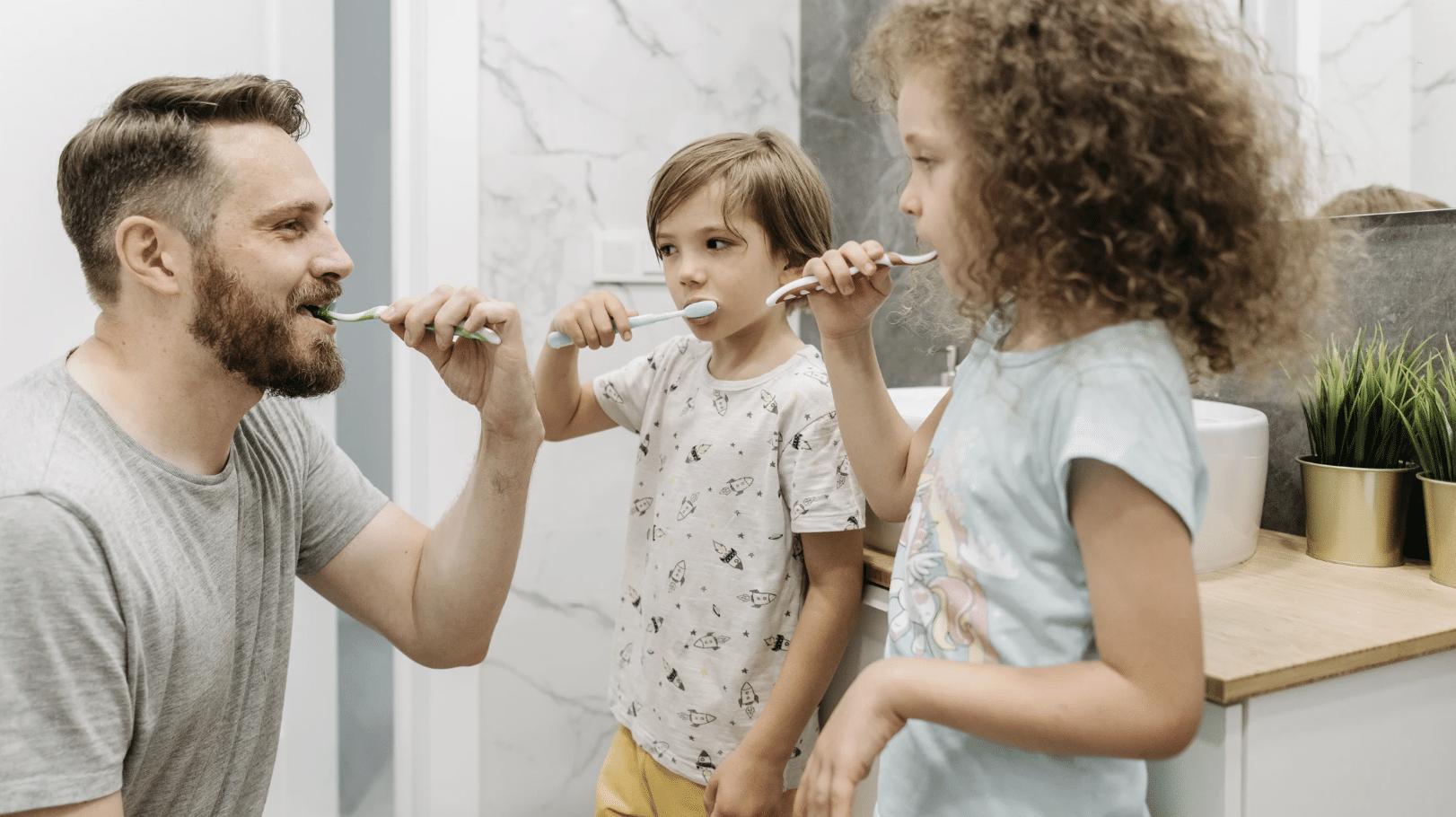 À quelle fréquence faut-il changer la brosse à dents de mon enfant ?