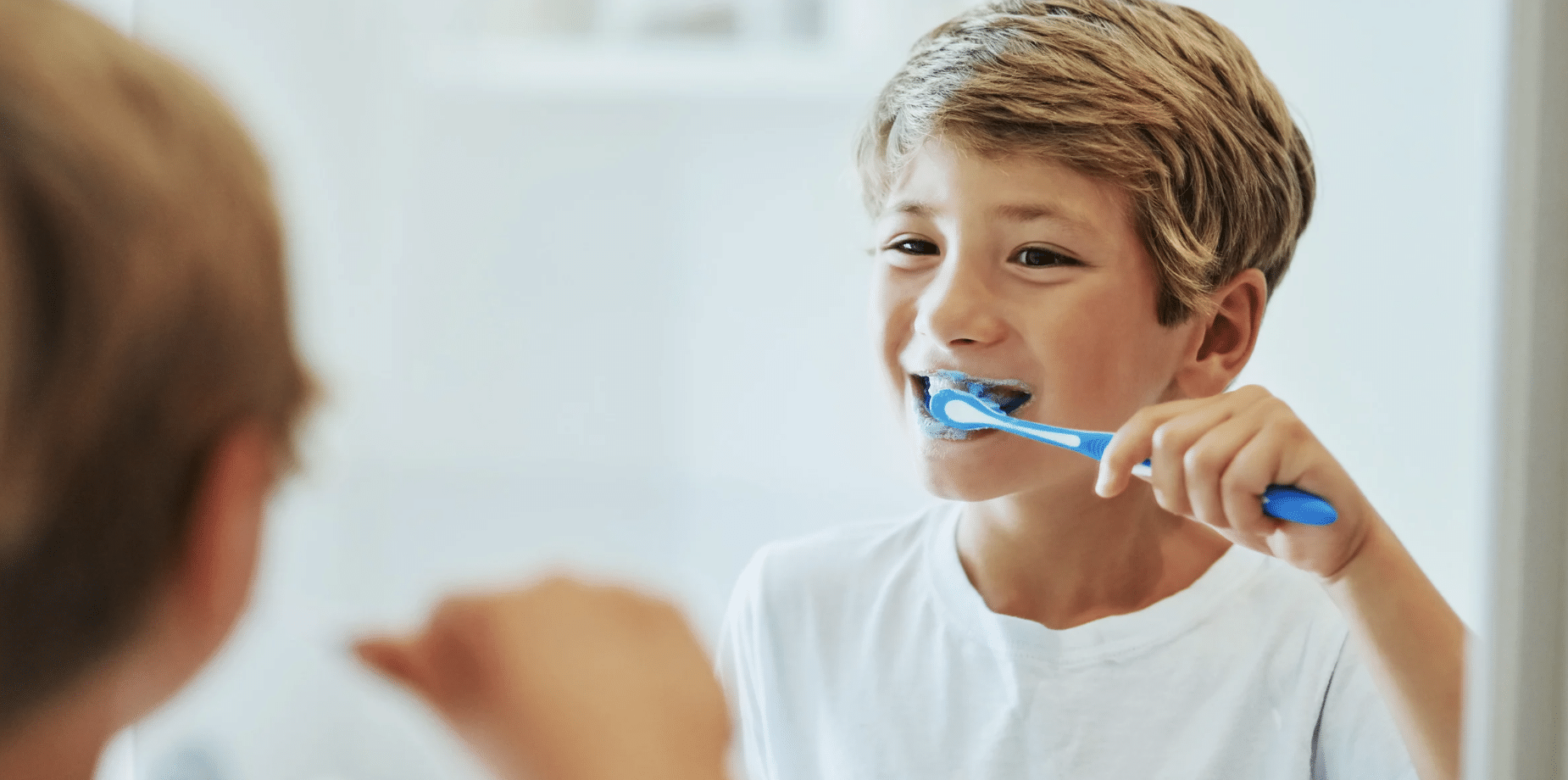 Mon enfant mord dans la brosse à dents : est-ce un problème ?