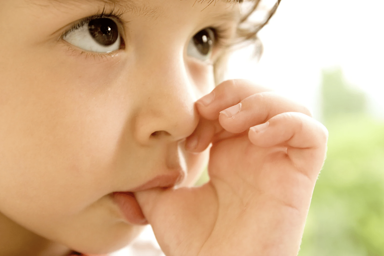 Mon enfant suce son pouce : cela peut-il affecter ses dents ?