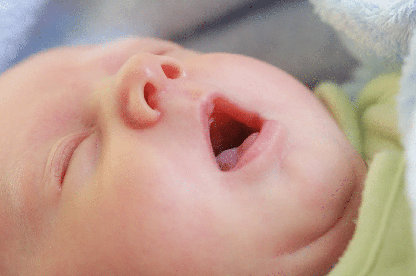 Mon enfant dort la bouche ouverte : est-ce un problème ?