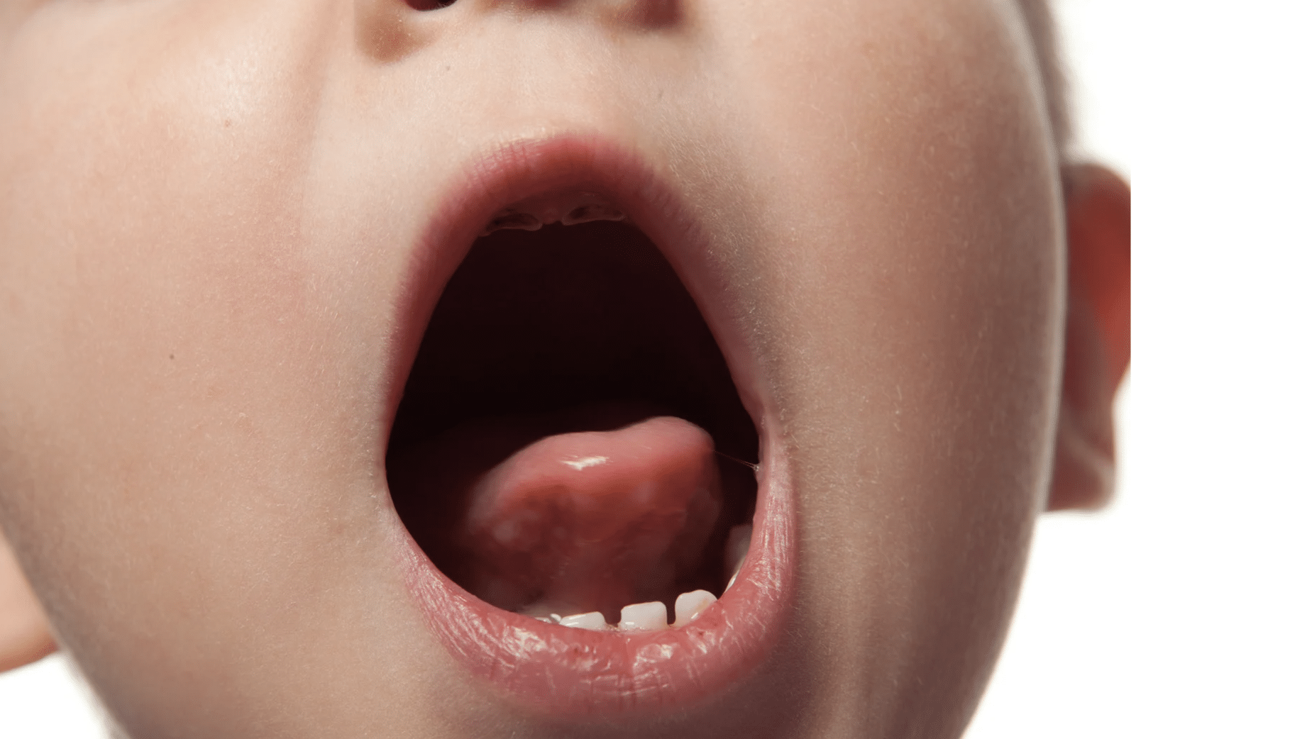 Mon enfant a une langue qui sort souvent : est-ce normal ?