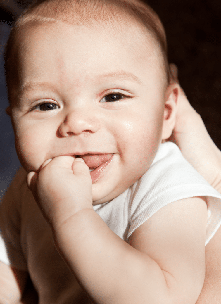 Mon bébé pousse la langue contre les dents : faut-il intervenir ?