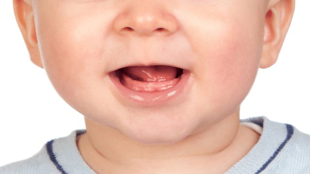 Mon bébé a les gencives bleutées : faut-il s’inquiéter ?