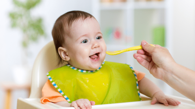 Mon bébé refuse les aliments solides à cause des dents : que faire ?